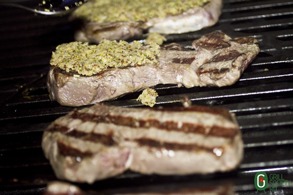 Reteta Weber steak de vita in crusta de verdeturi si mustar